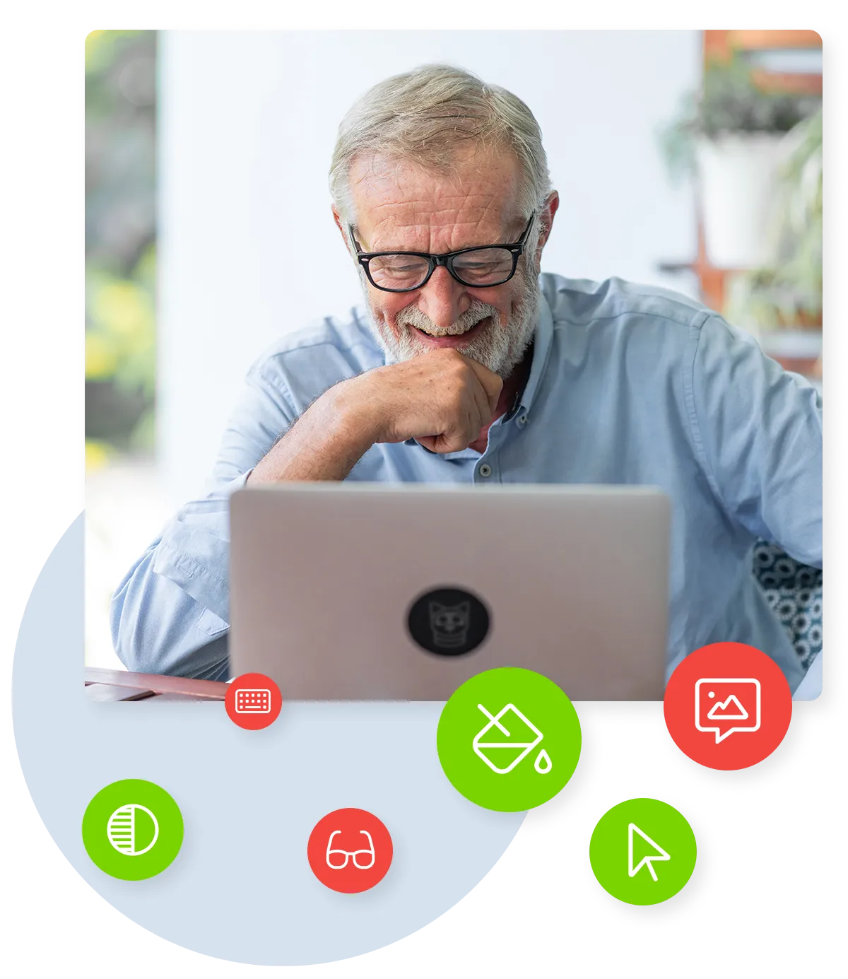 Egy idősebb úr akadálymentes weboldalt olvas és élvezi.